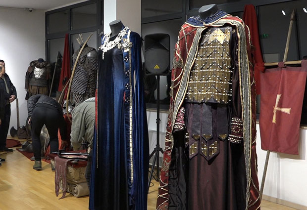 Изложено 800 ручно урађених костима: Све из доба Немањића у галерији требињског Културног центра